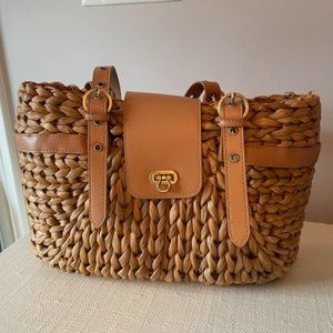Medium-sized wicker purse